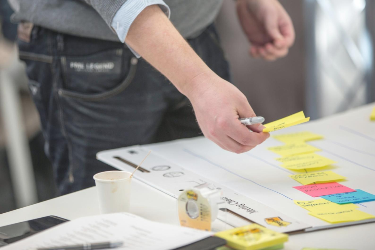 Finanzberater bei der Analyse